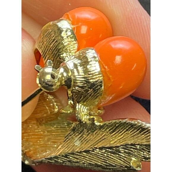 Vintage Signed Sarah Cov Gold-Tone Leaf Brooch Bittersweet Berries Collection - Picture 6 of 12